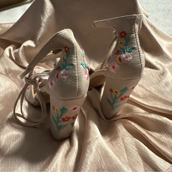 NEW floral embroidery heels size 36 (5/6) - Picture 3 of 3